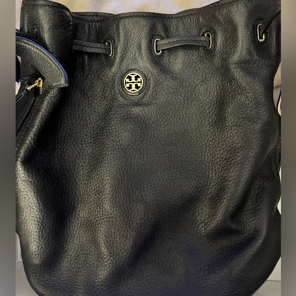 LIKE NEW!! Tory Burch Classic Black Hobo Bucket Bag